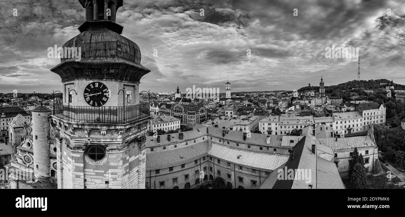 Lviv, Ukraine - 24 août 2020 : vue aérienne de l'église Bernardine à Lviv depuis un drone Banque D'Images