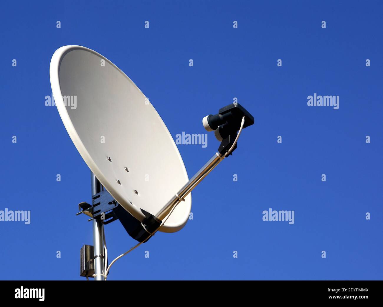Antenne Satellite sur fond de ciel bleu Banque D'Images