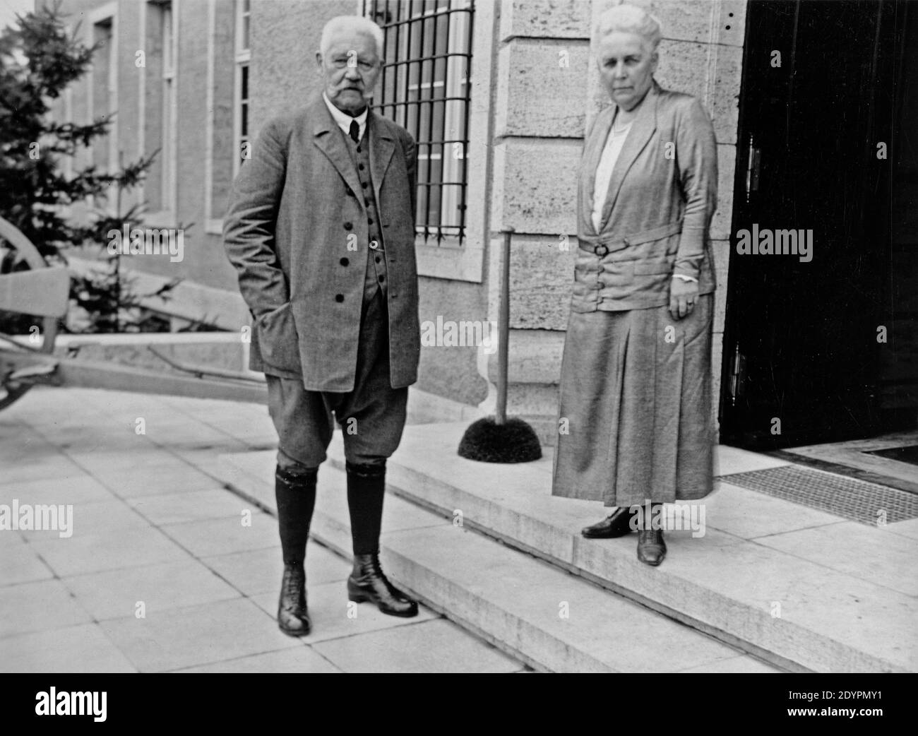 Paul von Hindenburg et une femme à sa résidence à Neudeck, vers 1930, Allemagne, aujourd'hui Pologne Banque D'Images