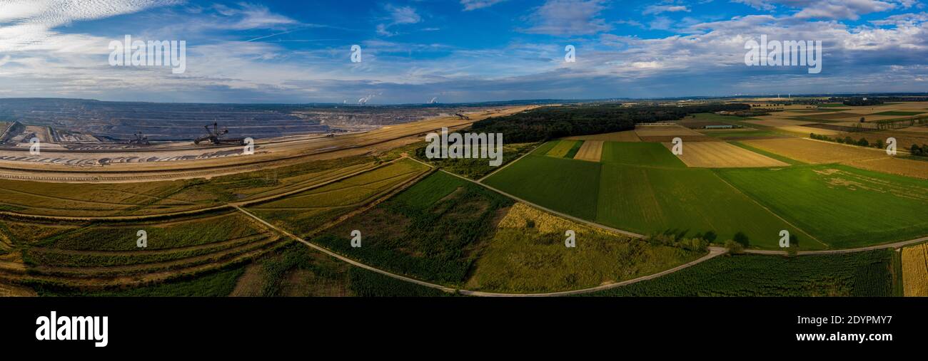 Vue panoramique sur la mine de surface de Hambach et la forêt de Hambach, Allemagne. Photographie de drone. Banque D'Images