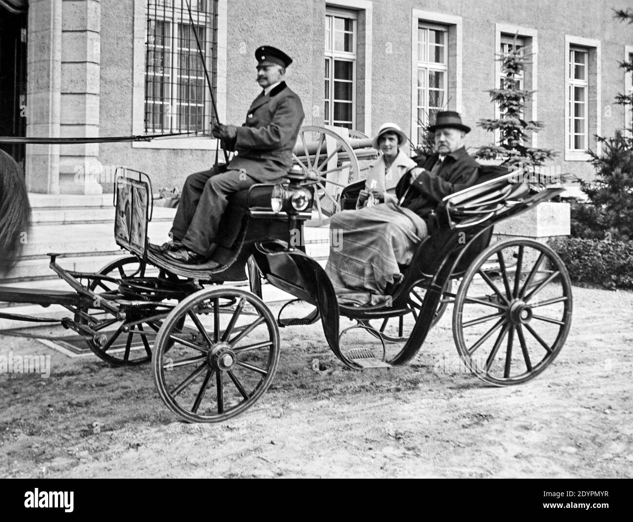 Paul von Hindenburg avec une jeune femme en calèche devant sa résidence Neudeck, vers 1930, Allemagne, aujourd'hui Pologne Banque D'Images