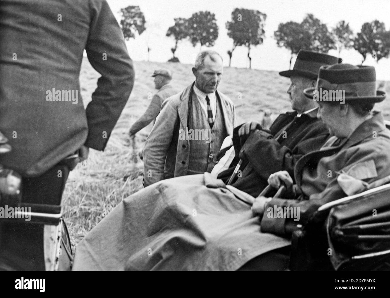 Paul von Hindenburg inspectant sa succession, la femme à côté de lui est probablement sa fille en droit, vers 1930, Neudeck, Allemagne, aujourd'hui Pologne Banque D'Images