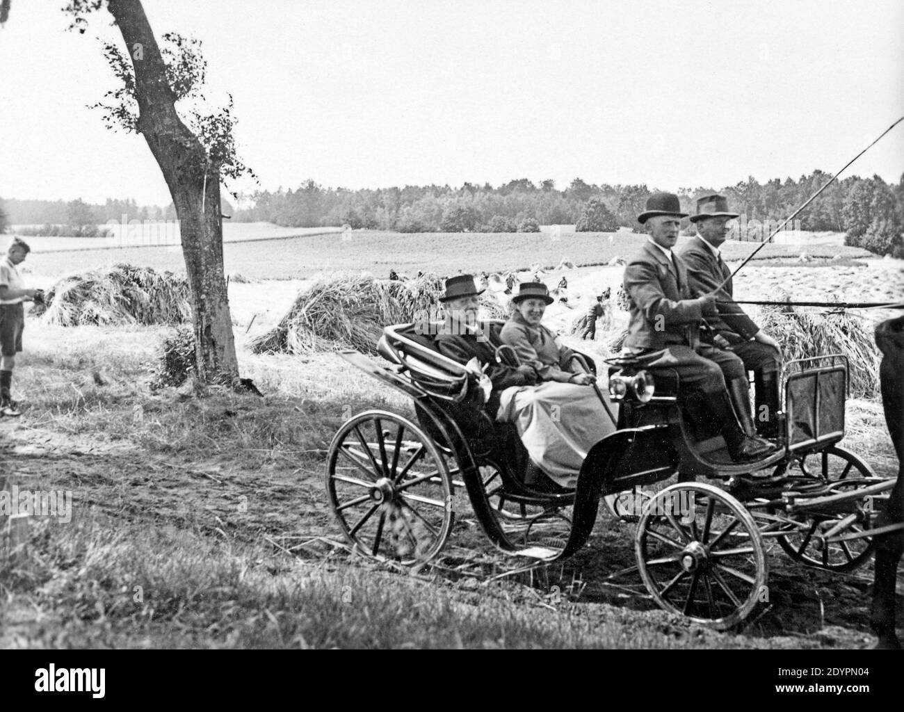 Paul von Hindenburg inspectant sa succession, la femme à côté de lui est probablement sa fille en droit, vers 1930, Neudeck, Allemagne, aujourd'hui Pologne Banque D'Images