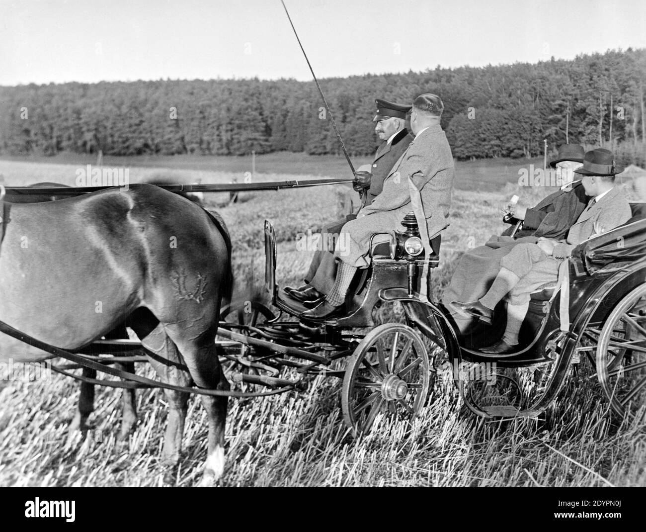 Paul von Hindenburg inspectant son domaine, vers 1930, Neudeck, Allemagne, aujourd'hui Pologne Banque D'Images