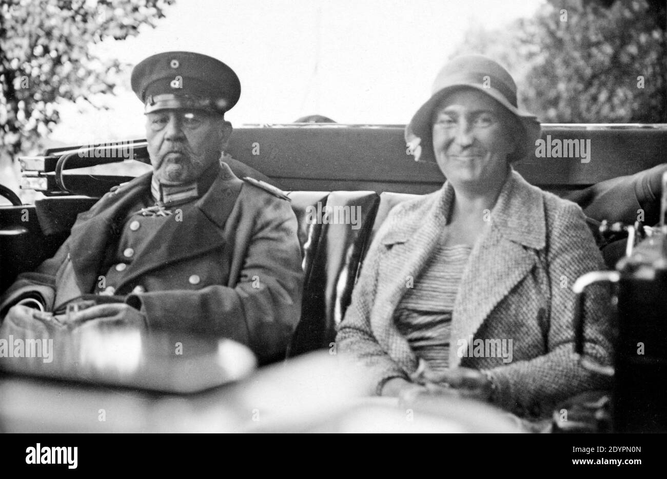 Paul von Hindenburg inspectant sa succession, la femme à côté de lui est probablement sa fille en droit, vers 1930, Neudeck, Allemagne, aujourd'hui Pologne Banque D'Images