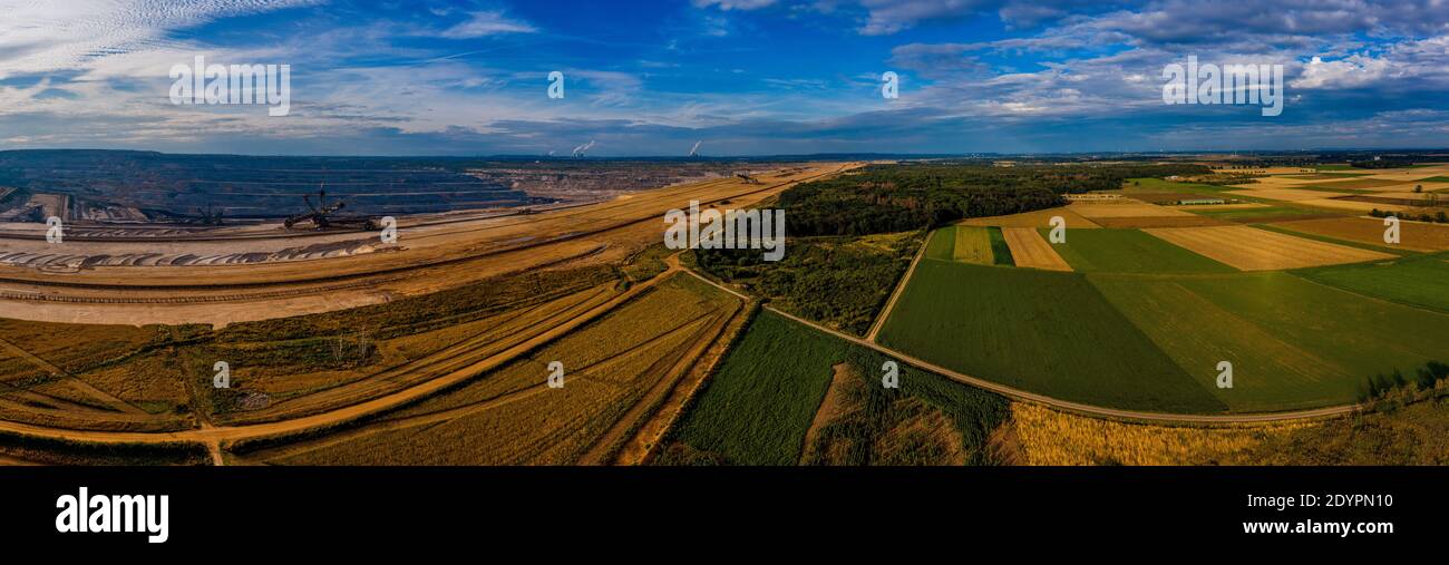 Vue panoramique sur la mine de surface de Hambach et la forêt de Hambach, Allemagne. Photographie de drone. Banque D'Images