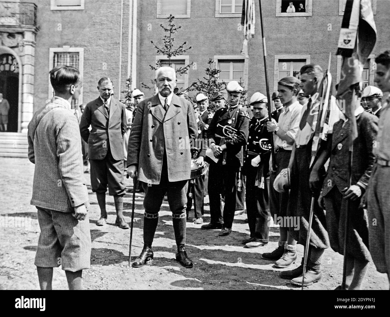 Paul von Hindenburg inspectant des groupes scolaires en dehors de sa résidence, vers 1932, Neudeck, Allemagne, aujourd'hui Pologne Banque D'Images