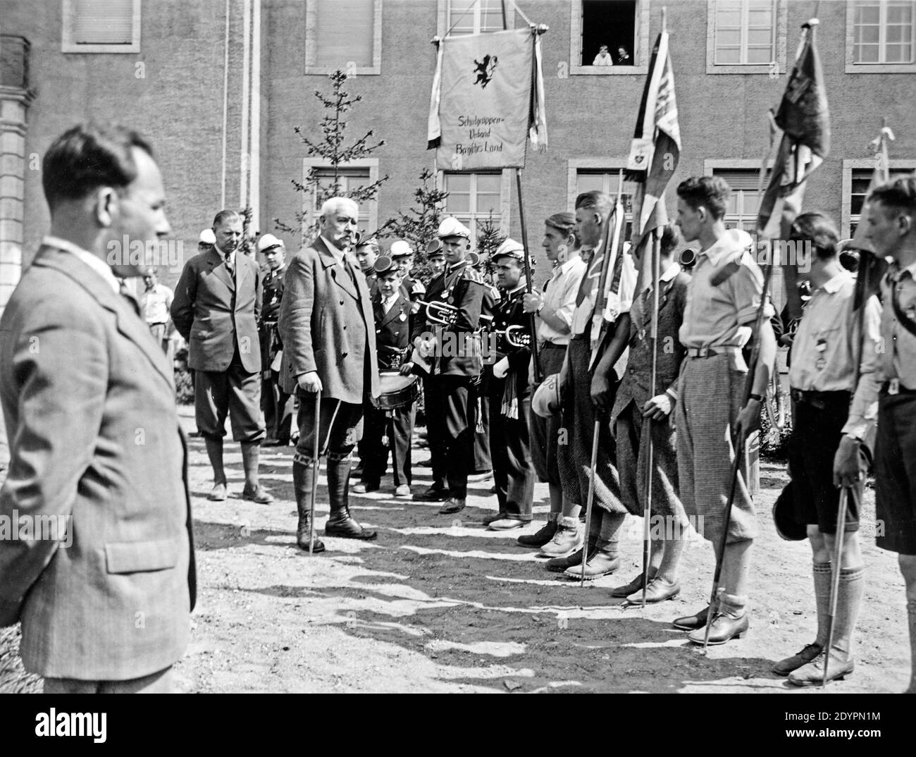 Paul von Hindenburg inspectant des groupes scolaires en dehors de sa résidence, vers 1932, Neudeck, Allemagne, aujourd'hui Pologne Banque D'Images
