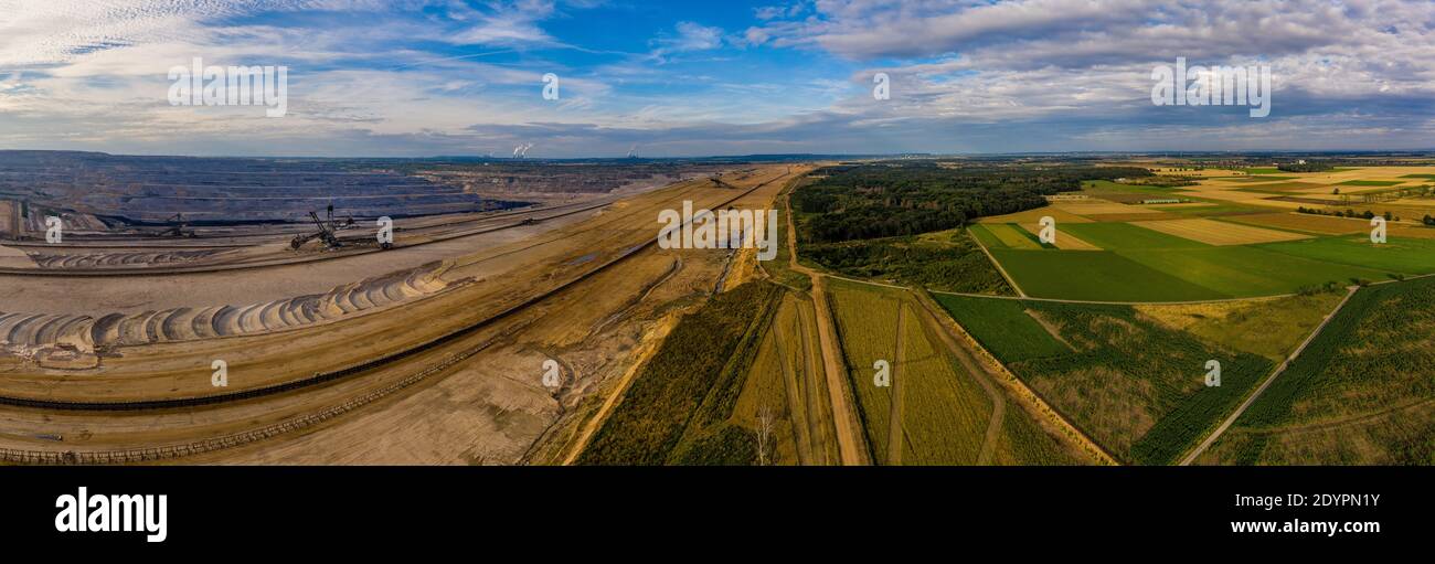 Vue panoramique sur la mine de surface de Hambach et la forêt de Hambach, Allemagne. Photographie de drone. Banque D'Images