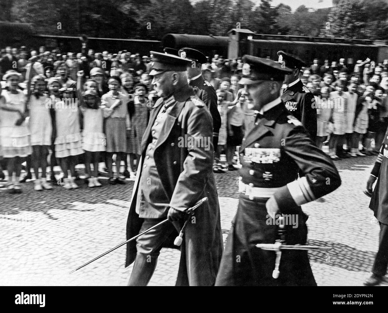 Paul von Hindenburg étant salué par les enfants, vers 1932, Allemagne Banque D'Images