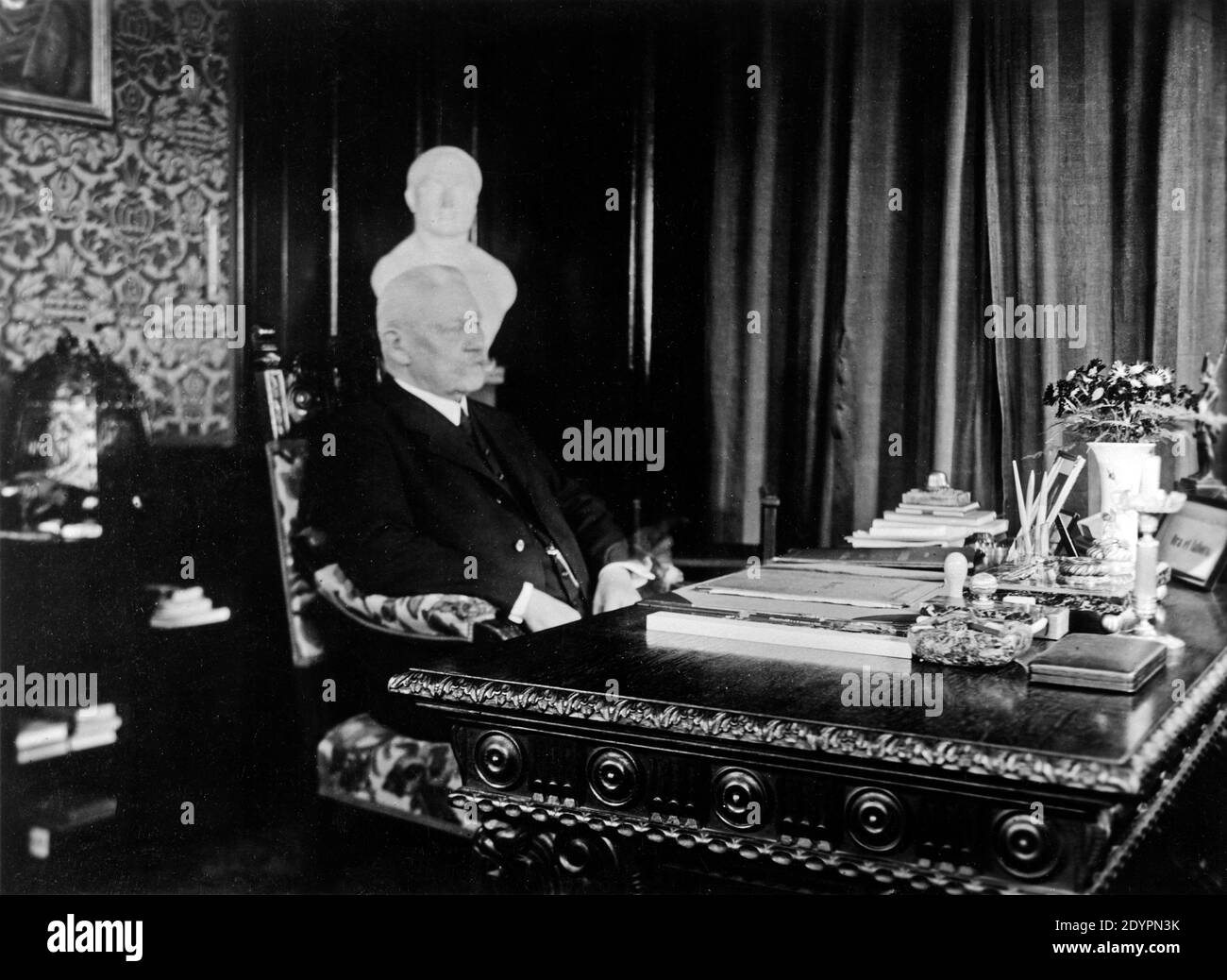 Paul von Hindenburg dans son étude, vers 1933, Neudeck Manor House, Allemagne, aujourd'hui Pologne Banque D'Images