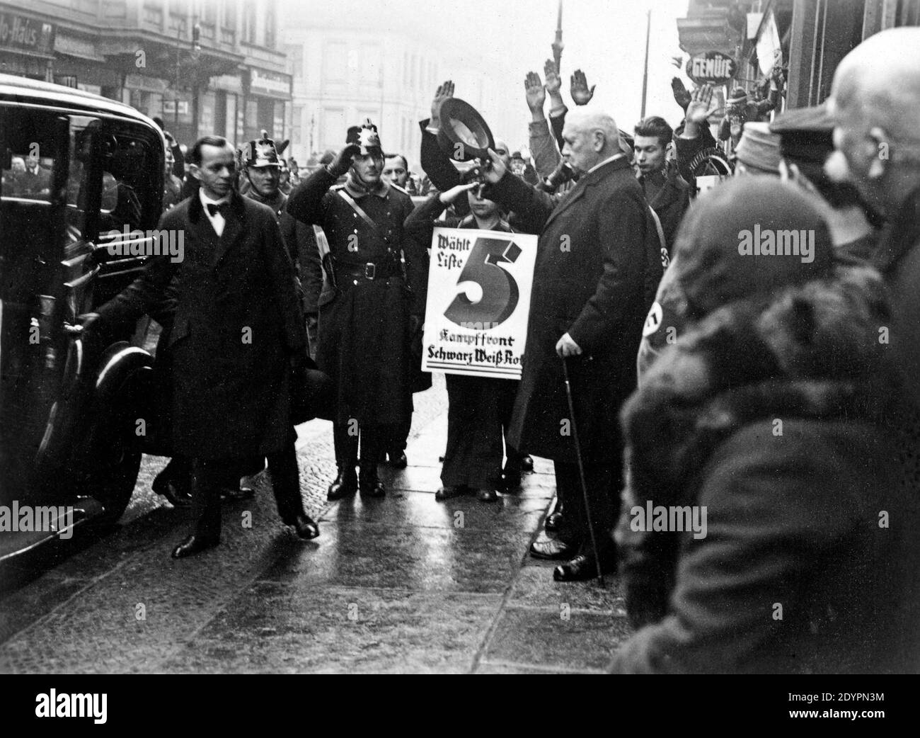 Paul von Hindenburg, entouré de spectateurs, est sur le point d'entrer dans sa voiture officielle, vers 1933, en Allemagne Banque D'Images