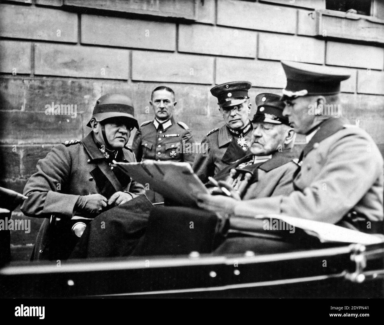 Paul von Hindenburg avec des officiers, vers 1930, Berlin, Allemagne Banque D'Images