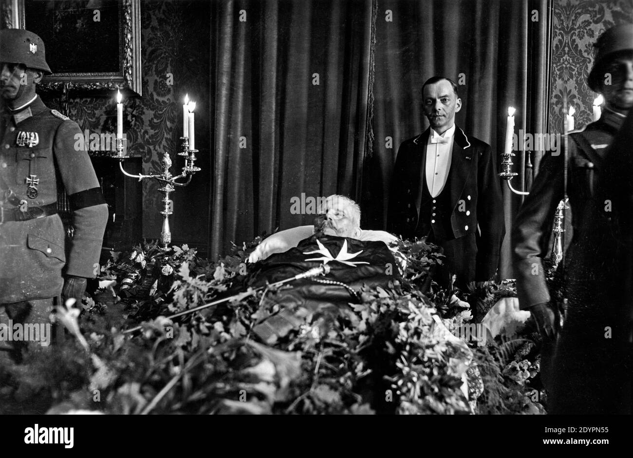 Paul von Hindenburg couché dans l'État, août 1934, derrière lui son valet Oskar Putz, Neudeck Manor House, Allemagne, aujourd'hui Pologne Banque D'Images