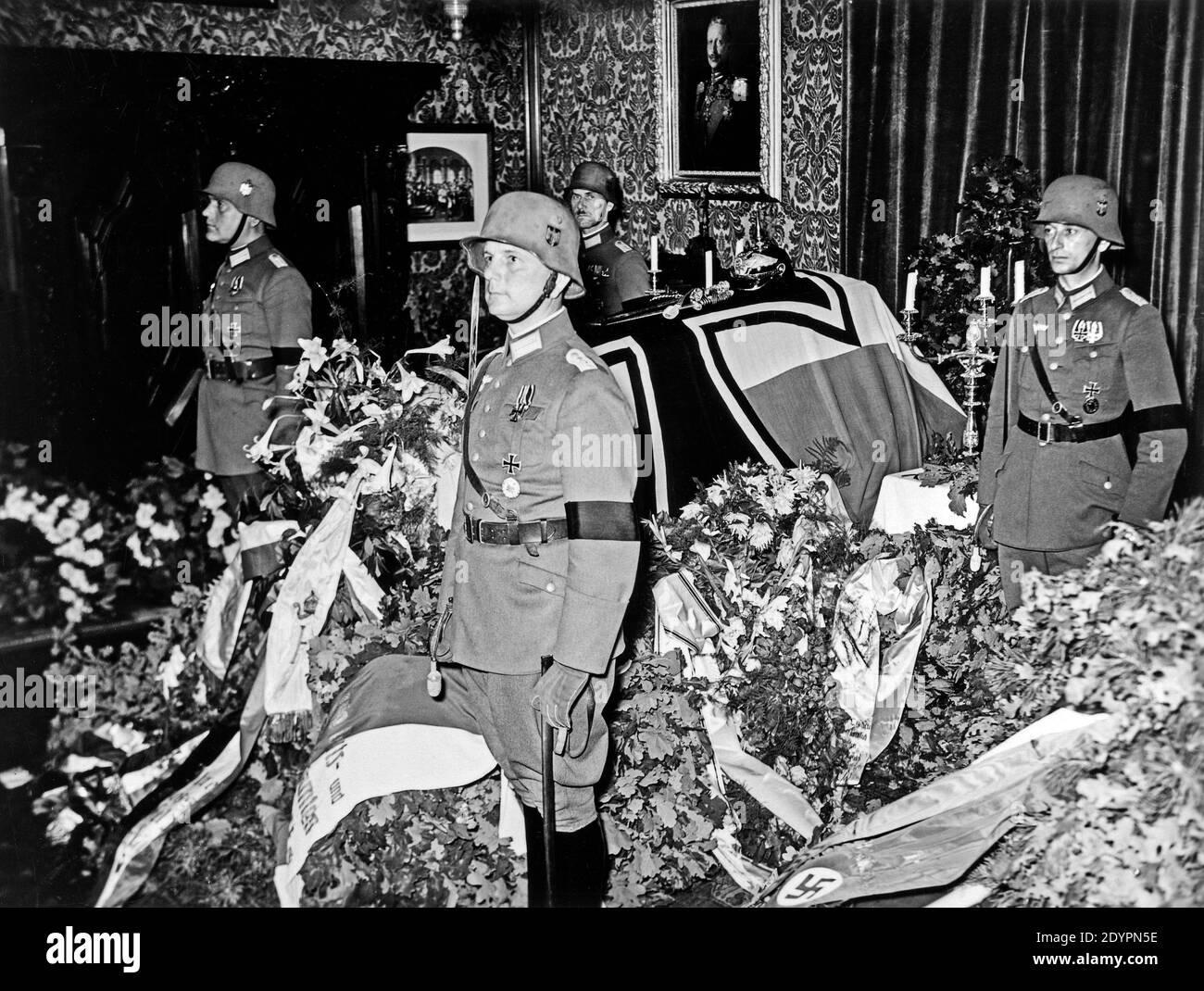 Soldats qui font garde d'honneur au cercueil de Paul von Hindenburg, août 1934, Neudeck Manor House, Allemagne, aujourd'hui Pologne Banque D'Images