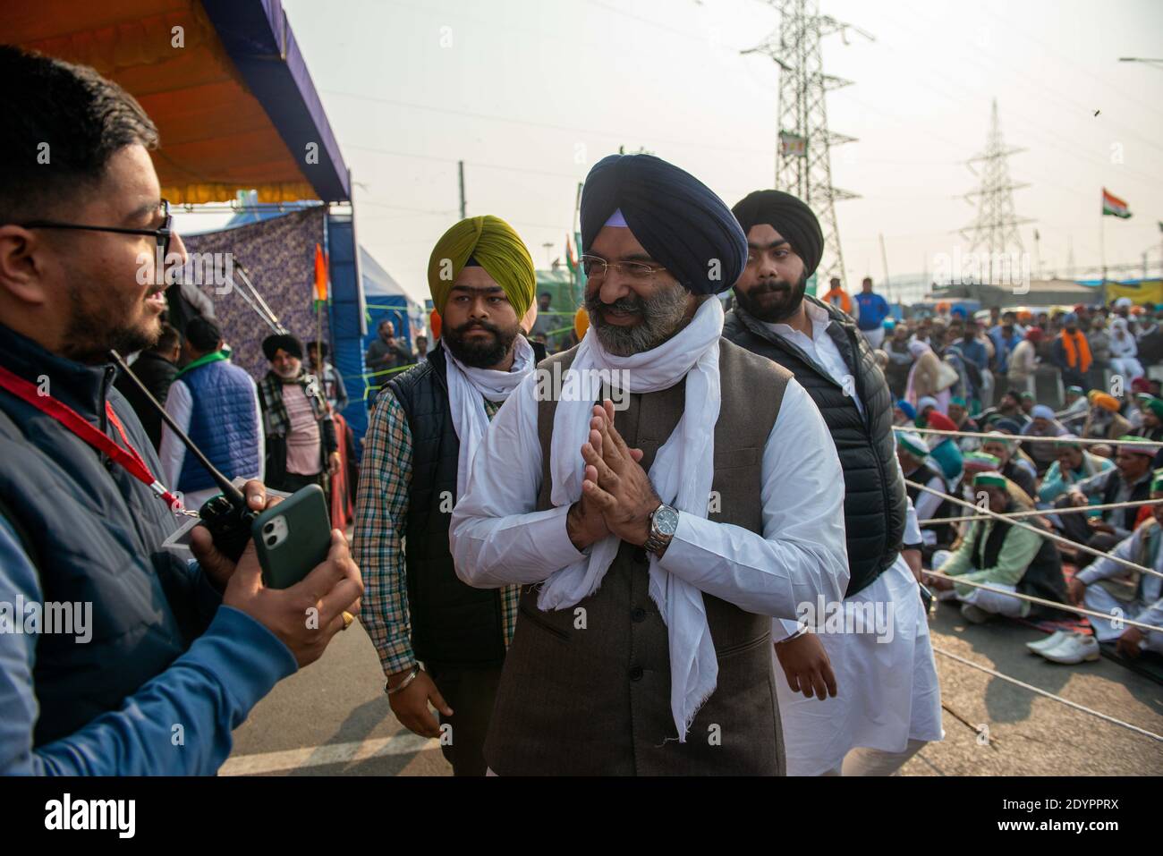 Le président du Comité de gestion de Delhi Sikh Gurdwara (DSGMC) Manjinder Singh Sirsa se joint à ses mains pour saluer un volontaire lors des manifestations en cours des agriculteurs qui ont demandé au gouvernement de se réunir et de tenir des discussions sur les nouvelles lois agricoles le 29 décembre (mardi). Banque D'Images