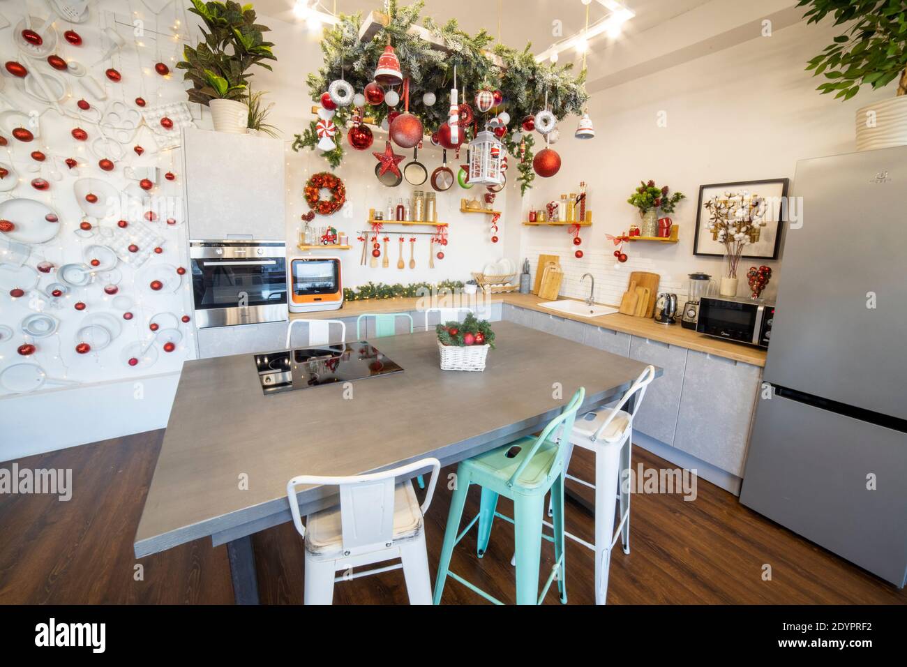 vue rapprochée d'une cuisine moderne et confortable pour une grande famille, décorée pour la fête du nouvel an Banque D'Images