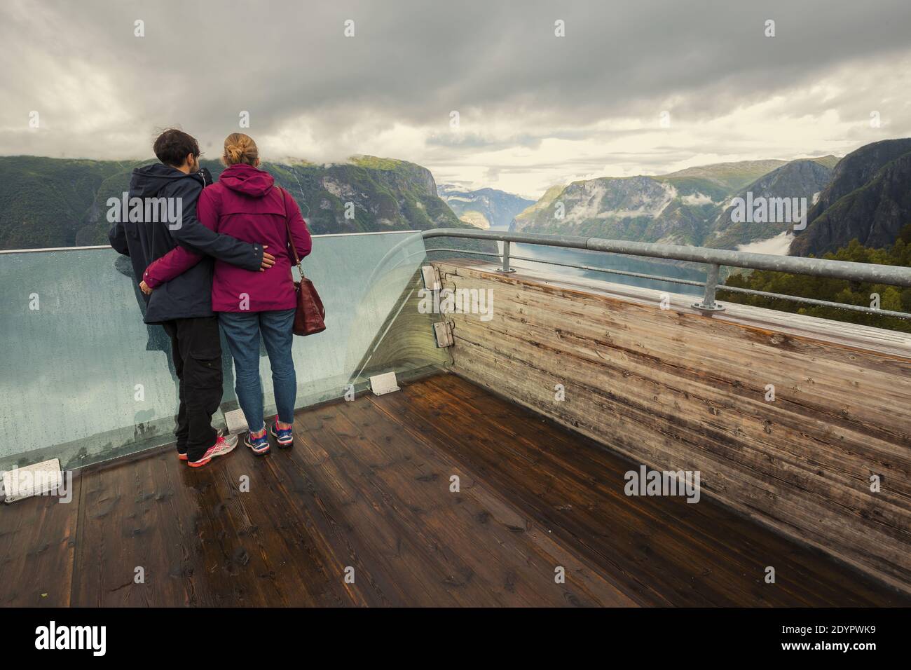 Couple touristique bénéficiant d'une vue sur le fjord paysage d'Aurlandsfjord depuis le point d'observation de Stegastein. Norvège Scandinavie. Route touristique nationale d'Aurlandsfjellet Banque D'Images