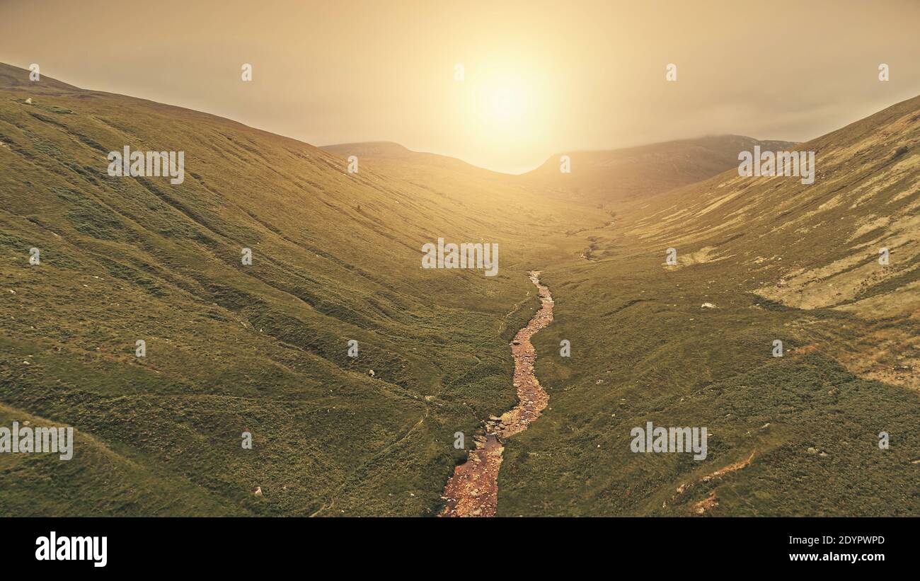 Gros plan soleil sur l'antenne verte du sentier de montagne. Personne paysage de la nature. Rives de la rivière Rock. Méthode étroite pour le pic de brume. Vacances d'été dans des gammes de verdure. Loch-Ranza, île d'Arran, Écosse, Europe Banque D'Images