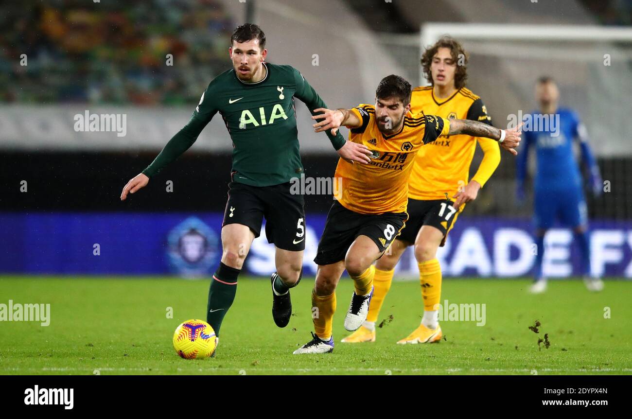 Pierre-Emile Hotspur de Tottenham Hotspur (à gauche) et Ruben Neves de Wolverhampton Wanderers se battent pour le ballon lors du match de la Premier League au stade Molineux, Wolverhampton. Banque D'Images Pierre-Emile Hotspur de Tottenham Hotspur (à gauche) et Ruben Neves de Wolverhampton Wanderers se battent pour le ballon lors du match de la Premier League au stade Molineux, Wolverhampton. Banque D'Images