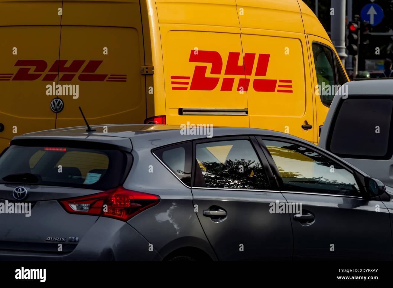 Bucarest, Roumanie - 10 octobre 2020 un minibus de livraison jaune DHL est vu dans une rue de Bucarest. Cette image est destinée à un usage éditorial uniquement. Banque D'Images