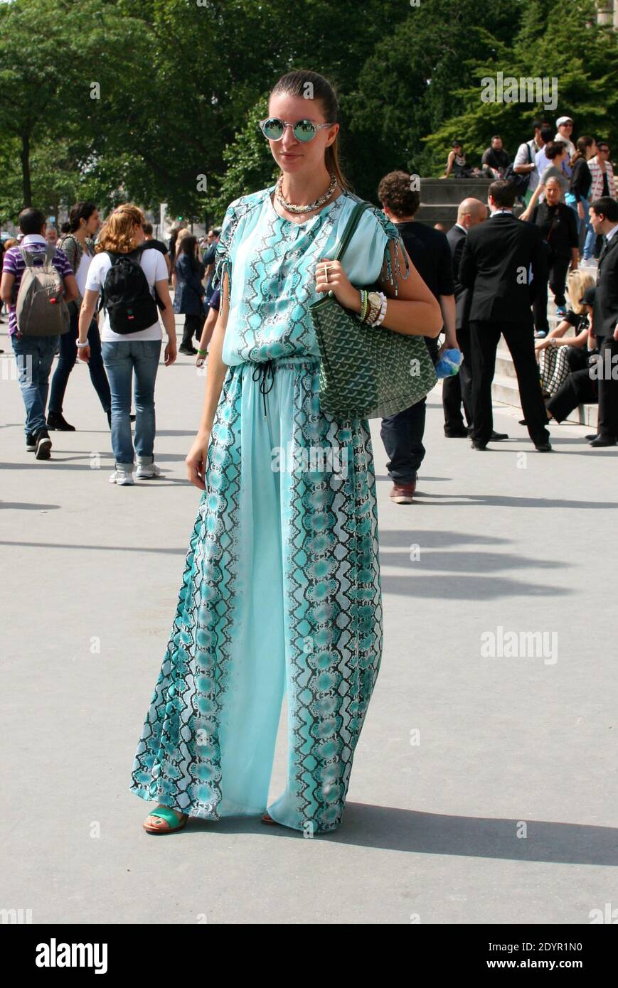 Style de rue. Une fashionista assiste au salon de la haute-Couture automne-hiver  2013-2014 de Chanel au Grand Palais de Paris, France, le 2 juillet 2013.  Dunja, blogueur (styledissection.com), porte un combinaison Mango,