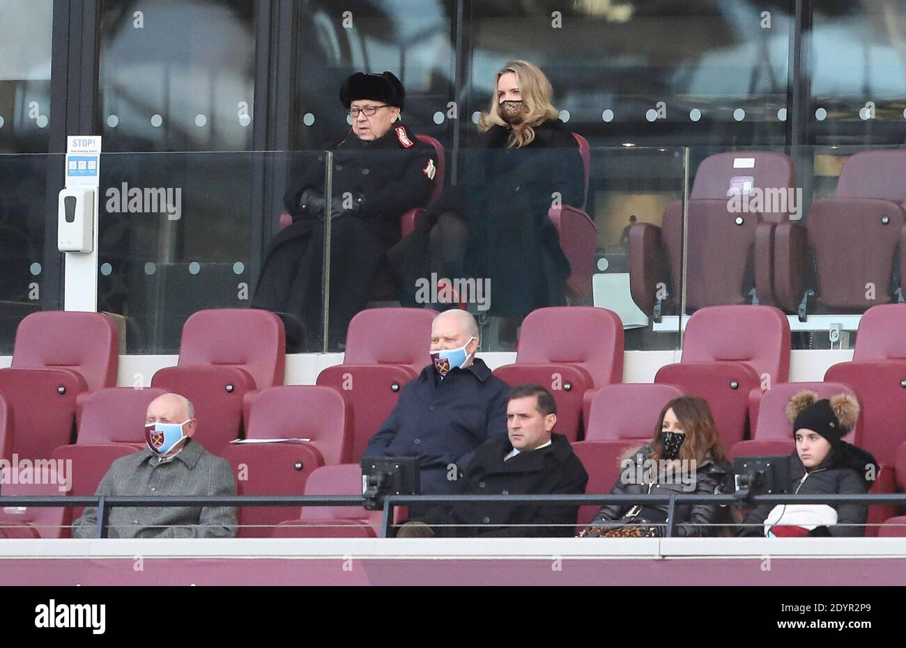 Londres, Royaume-Uni. 27 décembre 2020. David Sullivan coprésident de West Ham United et sa partenaire Emma Benton-Hughes (Top of Frame) et David Gold, coprésident de West Ham United (Middle), regardent le match de la Premier League entre West Ham United et Brighton & Hove Albion au stade de Londres. Credit: James Boardman / Alamy Live News Banque D'Images