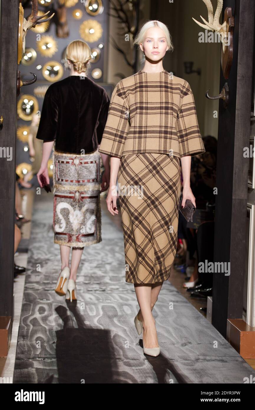 Un modèle marche sur la piste lors du défilé de mode de Valentino haute-Couture automne-hiver 2013-2014, qui s'est tenu au Palais de Chaillot Hôtel de Rotschild, à Paris, en France, le 3 juillet 2013. Photo de Thierry Orban/ABACAPRESS.COM Banque D'Images