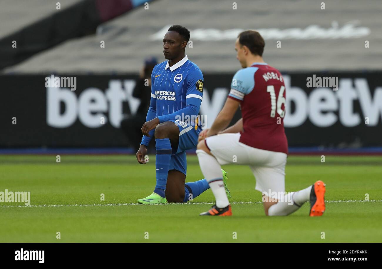 Londres, Royaume-Uni. 27 décembre 2020. Danny Welbeck de Brighton et Mark Noble de West Ham se disputent un tour de main avant le match de la Premier League entre West Ham United et Brighton & Hove Albion au stade de Londres. Credit: James Boardman / Alamy Live News Banque D'Images