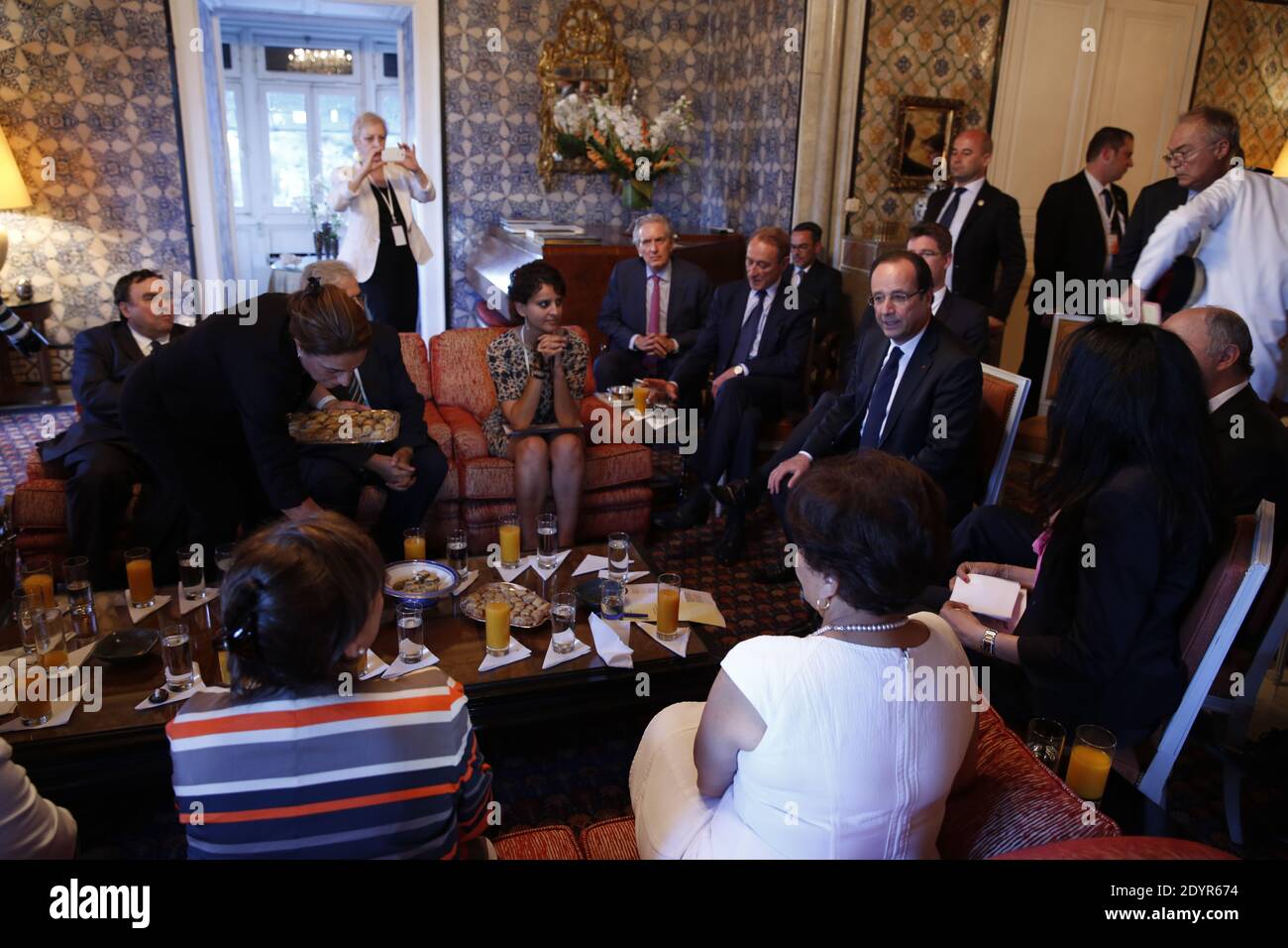 Le président François Hollande reçoit le consul honoraire de la France dans la ville de Benghazi, dans l'est de la Libye, Jean Dufriche, lors de sa visite en Tunisie, à Sidi Bou Said, près de Tunis, en Tunisie, le 5 juillet 2013. Le consul honoraire de France à Benghazi, Jean Dufriche, s'est échappé sans aucun préjudice après que des hommes armés aient tiré sur sa voiture dans la ville orientale de la Libye, une source proche de lui et un responsable de la sécurité a déclaré le 5 juillet 2013. Photo de Jean-Claude Coutausse/Pool/ABACAPRESS.COM Banque D'Images