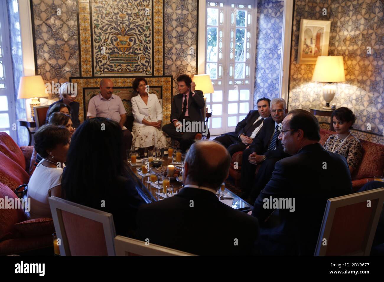 Le président François Hollande reçoit le consul honoraire de la France dans la ville de Benghazi, dans l'est de la Libye, Jean Dufriche, lors de sa visite en Tunisie, à Sidi Bou Said, près de Tunis, en Tunisie, le 5 juillet 2013. Le consul honoraire de France à Benghazi, Jean Dufriche, s'est échappé sans aucun préjudice après que des hommes armés aient tiré sur sa voiture dans la ville orientale de la Libye, une source proche de lui et un responsable de la sécurité a déclaré le 5 juillet 2013. Photo de Jean-Claude Coutausse/Pool/ABACAPRESS.COM Banque D'Images