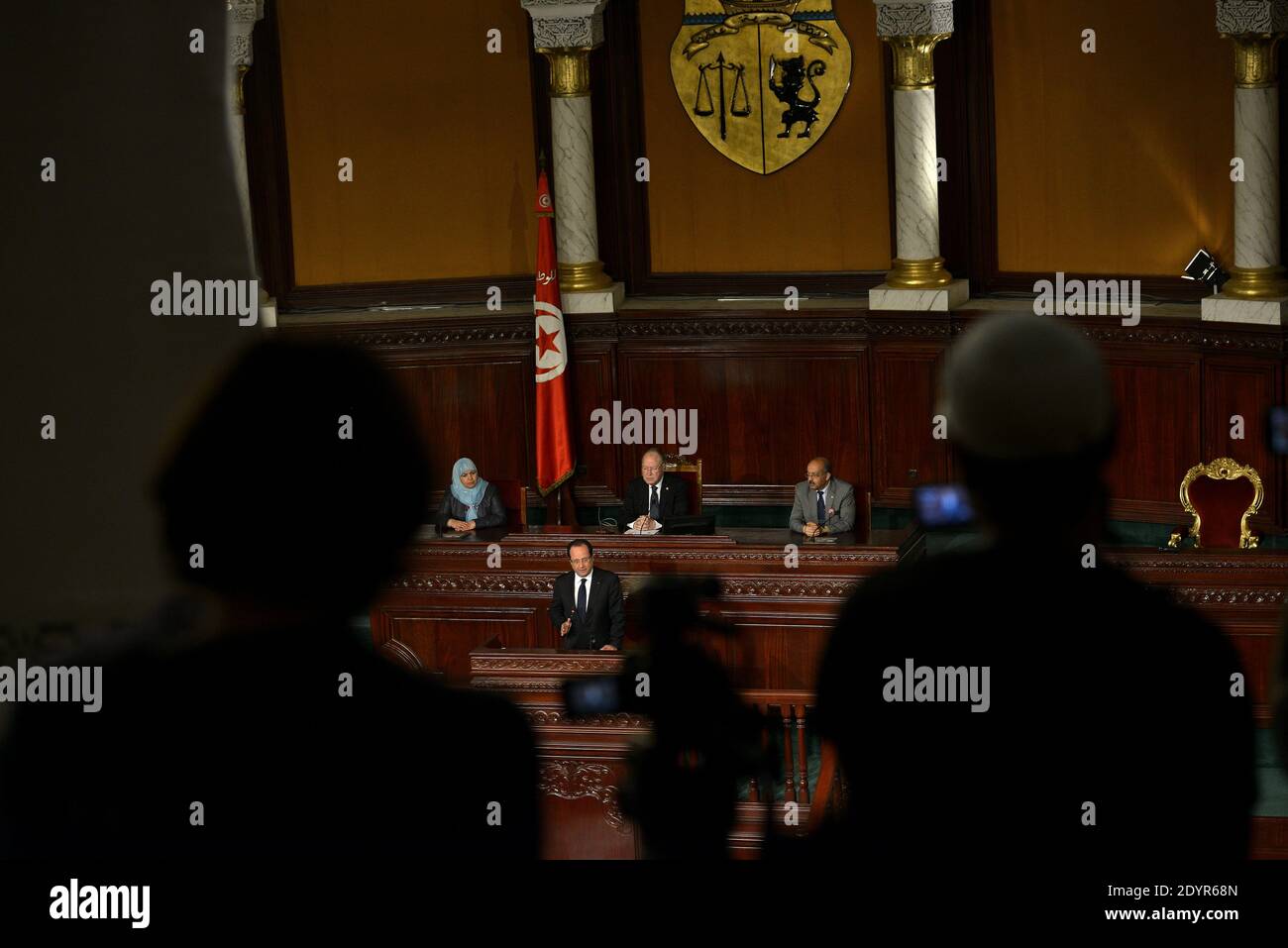 Le Président François Hollande s'adresse aux membres de l'Assemblée constituante tunisienne, à Tunis, en Tunisie, le 5 juillet 2013. Hollande, dont le voyage de deux jours en Tunisie est le premier d'un président français depuis la révolution de janvier 2011 qui a renversé l'homme fort vétéran et ancien allié français Zine El Abidine Ben Ali, a exprimé des mots d'encouragement pour un pays gouverné par l'islamiste. Photo de Mousse/ABACAPRESS.COM Banque D'Images
