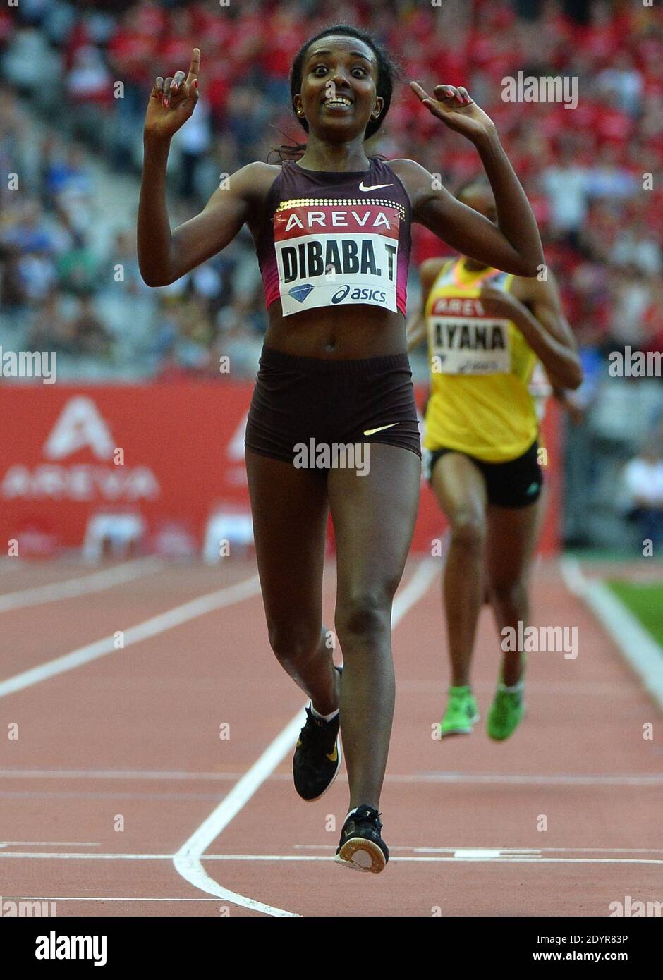 Le 6 juillet 2013, Tirunesh Dibaba, en Éthiopie, franchit la ligne d'arrivée pour remporter les 5 000 m de femmes lors de la rencontre de l'IAAF Diamond League Athletics au Stade de France à Saint-Denis près de Paris, en France. Photo de Christian Liewig/ABACAPRESS.COM Banque D'Images