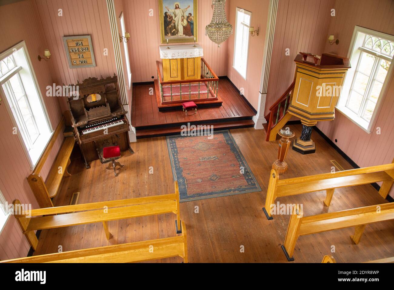 Intérieur des églises typiques en bois au petit village Snorraulag on Islande Banque D'Images