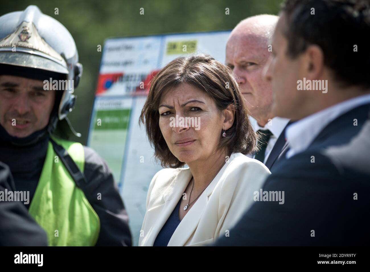 Anne Hidalgo, mairesse adjointe de Paris, sur la scène d'un incendie qui a ravagé l'hôtel historique du XVIIe siècle Lambert sur l'île de la Seine Ile Saint-Louis à Paris, France, le 10 juillet 2013. Le manoir renommé - propriété du prince Abdullah Bin Abdullah Al-Thani du Qatar depuis 2007 - a pris feu dans la nuit de mardi à mercredi. Photo de Nicolas Messyasz/ABACAPRESS.COM Banque D'Images