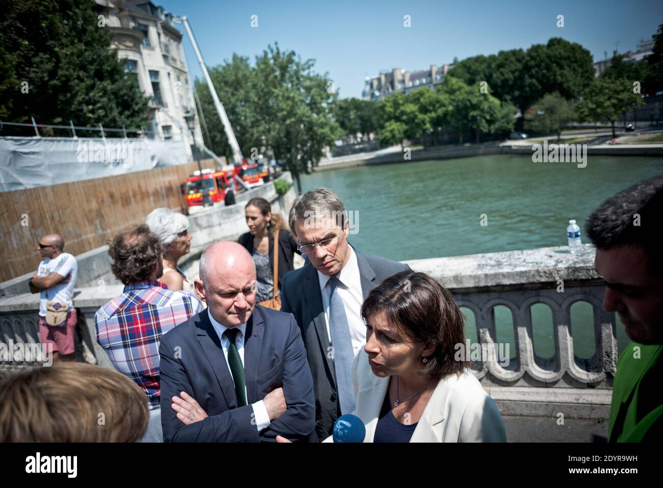 Anne Hidalgo, mairesse adjointe de Paris, sur la scène d'un incendie qui a ravagé l'hôtel historique du XVIIe siècle Lambert sur l'île de la Seine Ile Saint-Louis à Paris, France, le 10 juillet 2013. Le manoir renommé - propriété du prince Abdullah Bin Abdullah Al-Thani du Qatar depuis 2007 - a pris feu dans la nuit de mardi à mercredi. Photo de Nicolas Messyasz/ABACAPRESS.COM Banque D'Images