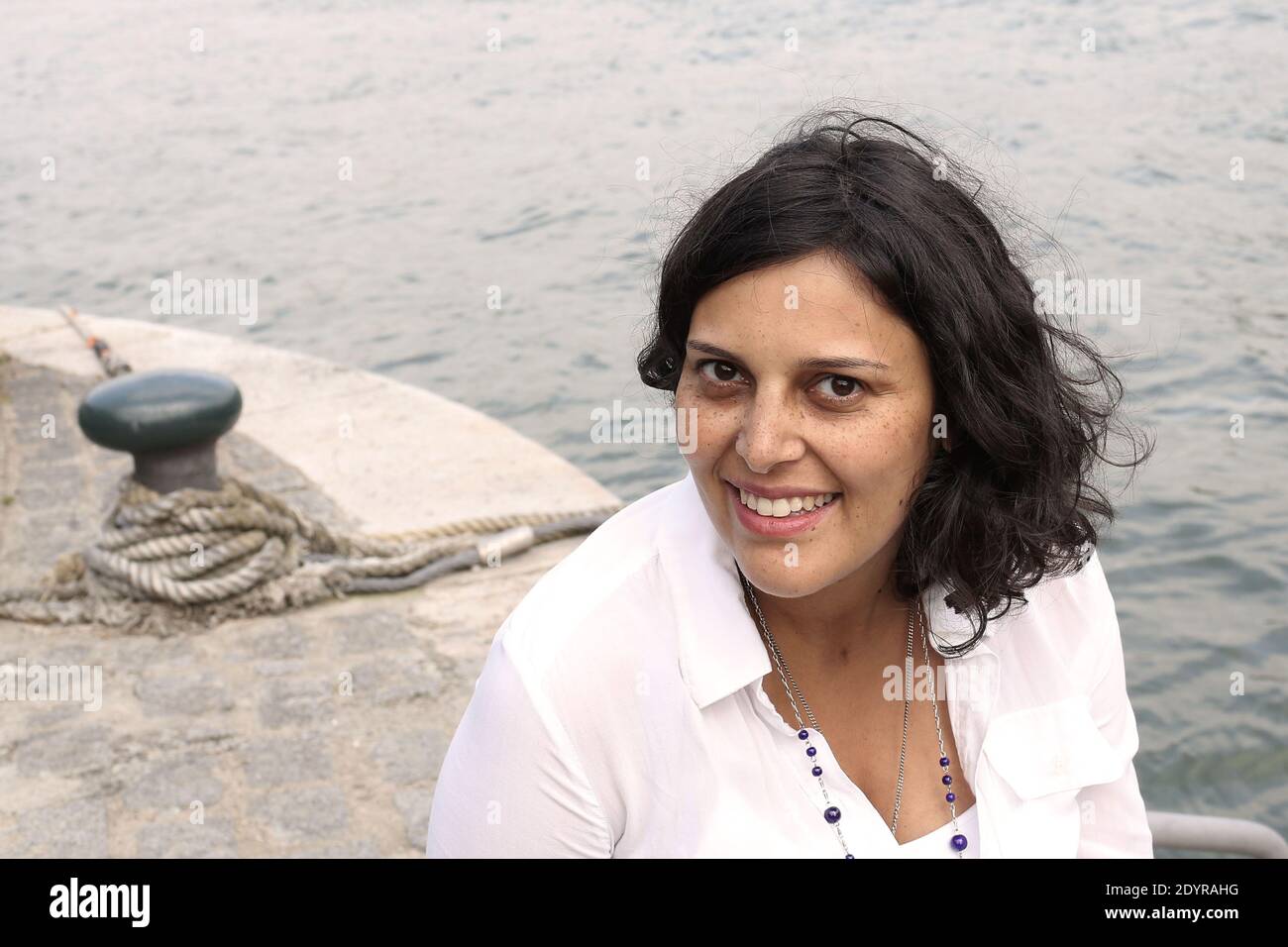 Myriam El Khomri, porte-parole de la candidate du Parti socialiste à l'élection mayonnaise de Paris 2014, Anne Hidalgo, pose à Paris, en France, le 11 juillet 2013. Photo de Stephane Lemouton/ABACAPRESS.COM Banque D'Images