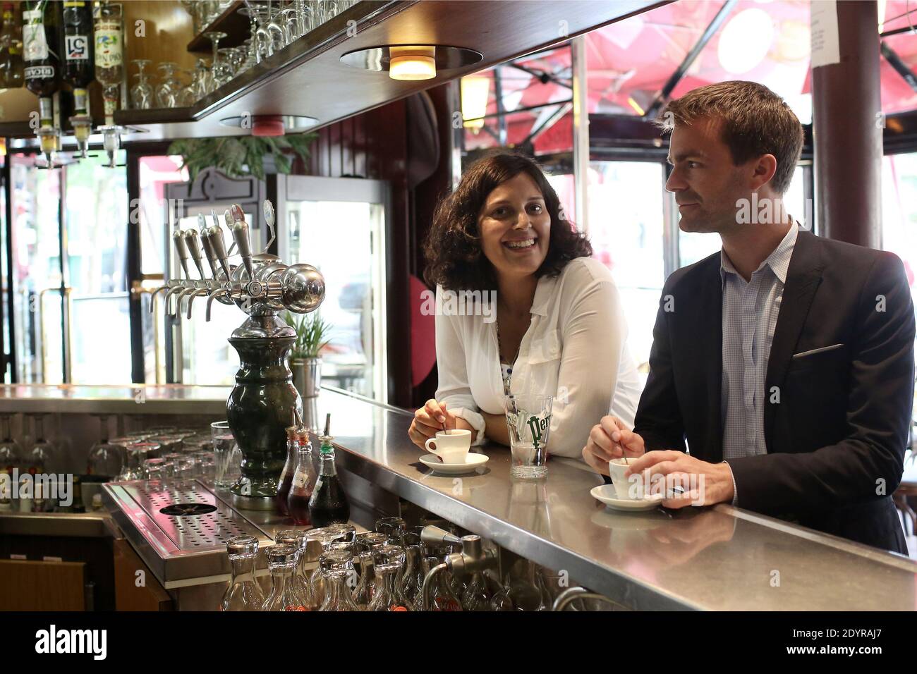 Bruno Julliard et Myriam El Khomri, porte-parole de la candidate du Parti socialiste à l'élection mayonnaise de Paris 2014, Anne Hidalgo, posent à Paris, France, le 11 juillet 2013. Photo de Stephane Lemouton/ABACAPRESS.COM Banque D'Images