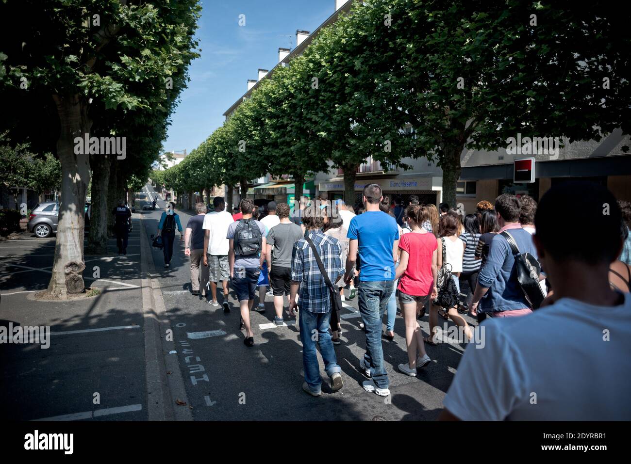 Les étudiants participent à une marche silencieuse à la mémoire de leur superviseur, Vincent Cramard, 22 ans, décédé lors de l'accident de train à Bretigny-sur-orge, en France, le 14 juillet 2013. Ils ont déposé des fleurs dans la zone sécurisée avant de se rendre à l'école. Un accident de train dans la gare de Bretigny le 12 juillet 2013 a tué six personnes et blessé des dizaines de personnes alors que des wagons se sont clamés et se sont renversés. Photo de Nicolas Messyasz/ABACAPRESS.COM Banque D'Images