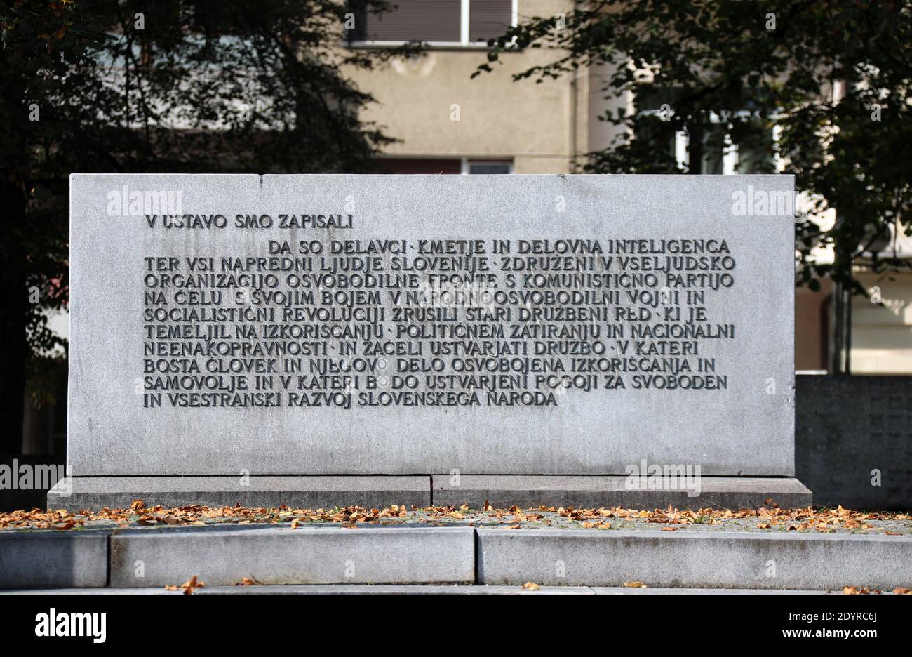 Inscription à la place de la République à Ljubljana à la Révolution Spomenik Par Drago Trsar Banque D'Images