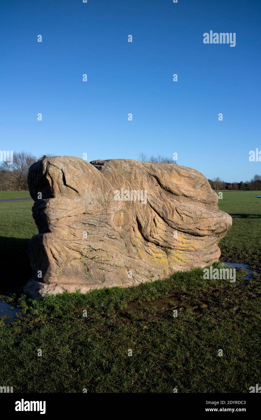 Sculpture sur roche au parc Hillfield en hiver, Monkspath, Solihull, West Midlands, Royaume-Uni Banque D'Images