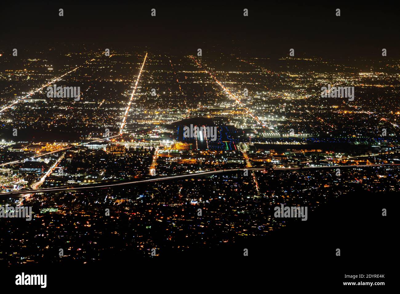 Vue de nuit vers la piste de l'aéroport de Burbank dans le comté de Los Angeles, Californie. Banque D'Images