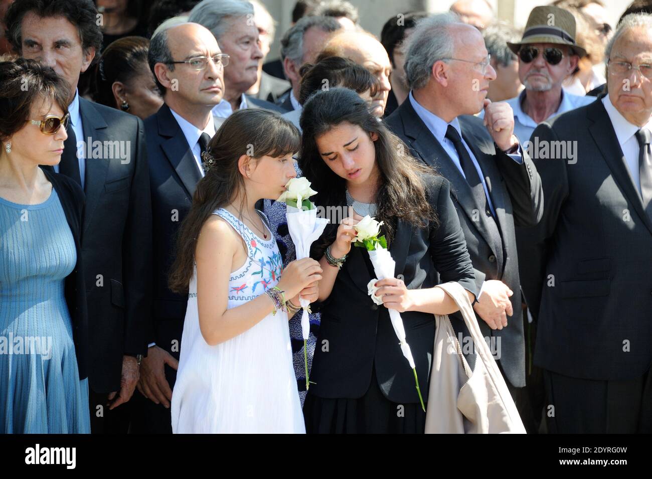 Parents assistant aux funérailles de l'actrice française Valerie Lang au  cimetière Montparnasse à Paris, France, le 25 juillet 2013. Valerie Lang,  fille de l'ancien ministre français de la Culture Jack Lang, est