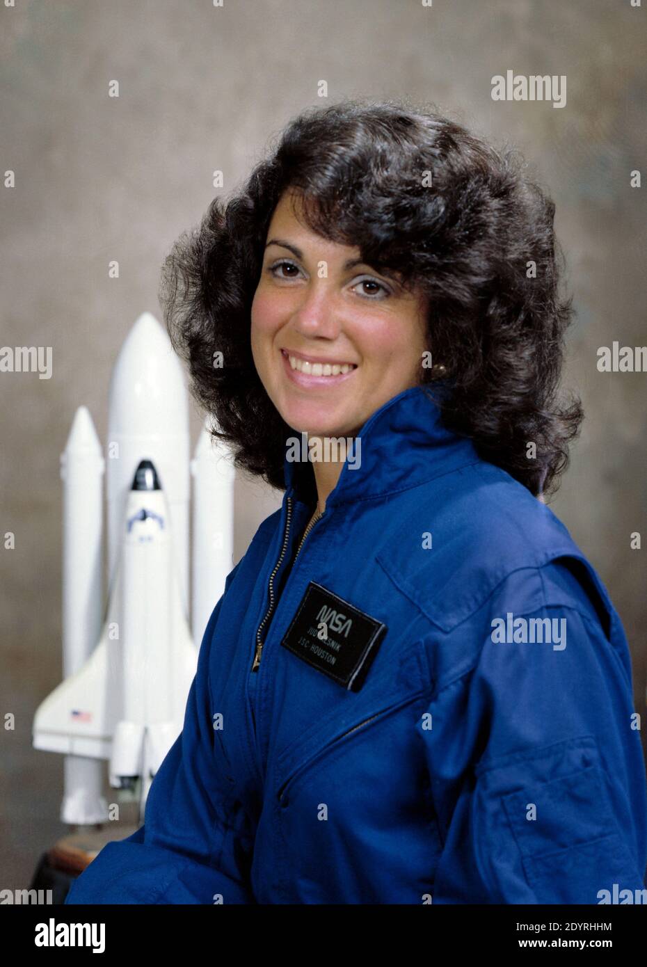 Judith Arlene Resnik (5 avril 1949 – 28 janvier 1986) Ingénieur électrique américain, ingénieur logiciel, ingénieur biomédical, pilote et astronaute de la NASA qui est décédé à bord de la navette spatiale Challenger lorsqu'elle a été détruite lors du lancement de la mission STS-51-L. Resnik était la deuxième femme américaine dans l'espace et la quatrième femme dans l'espace dans le monde entier, enregistrant 145 heures en orbite. Elle a été la première femme juive de toute nationalité dans l'espace. Le prix Judith Resnik de l'IEEE pour l'ingénierie spatiale est nommé en son honneur. Banque D'Images