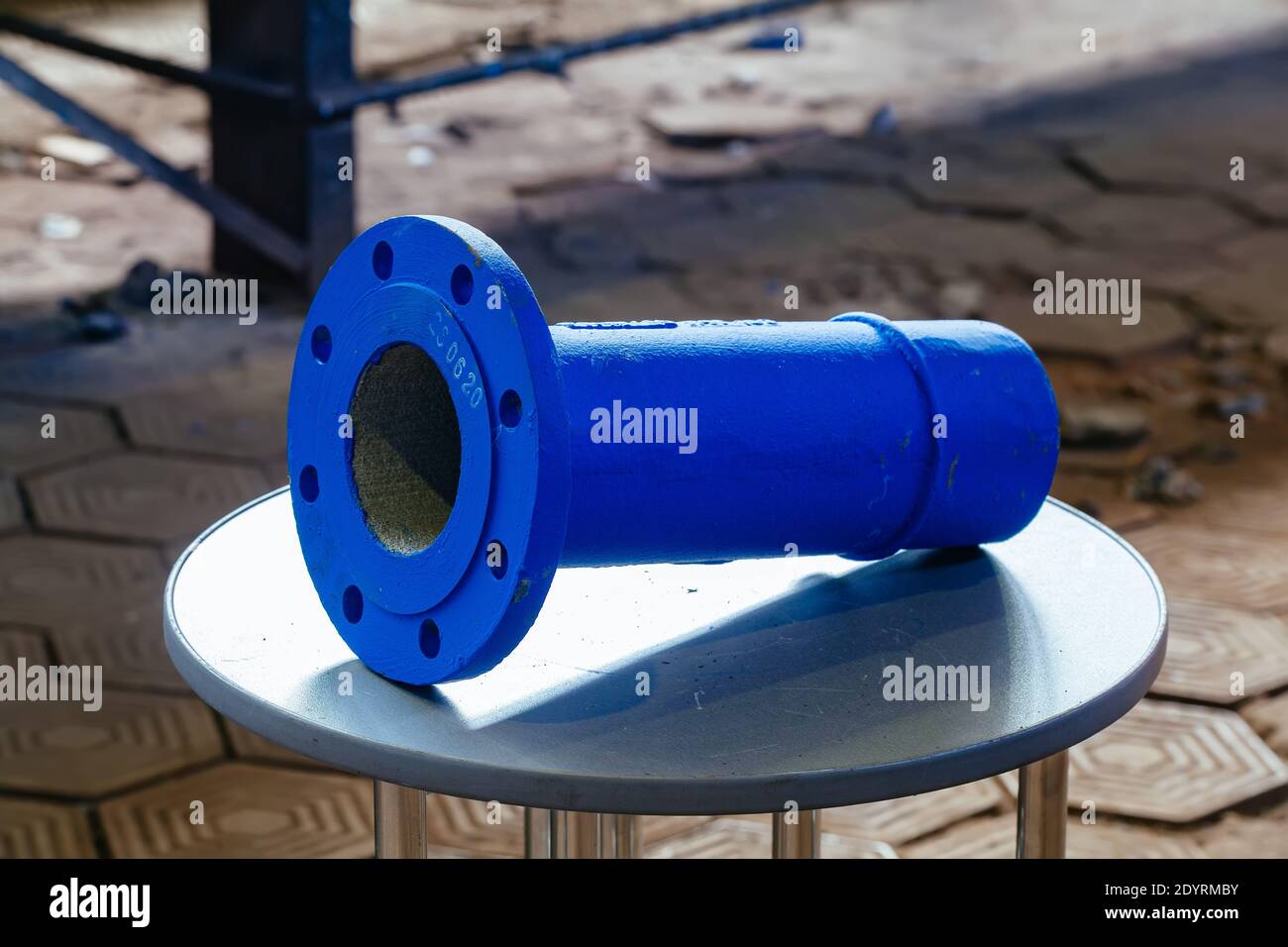 Raccord de tuyau en fonte métallique avec bride sur table grise Photo Stock  - Alamy