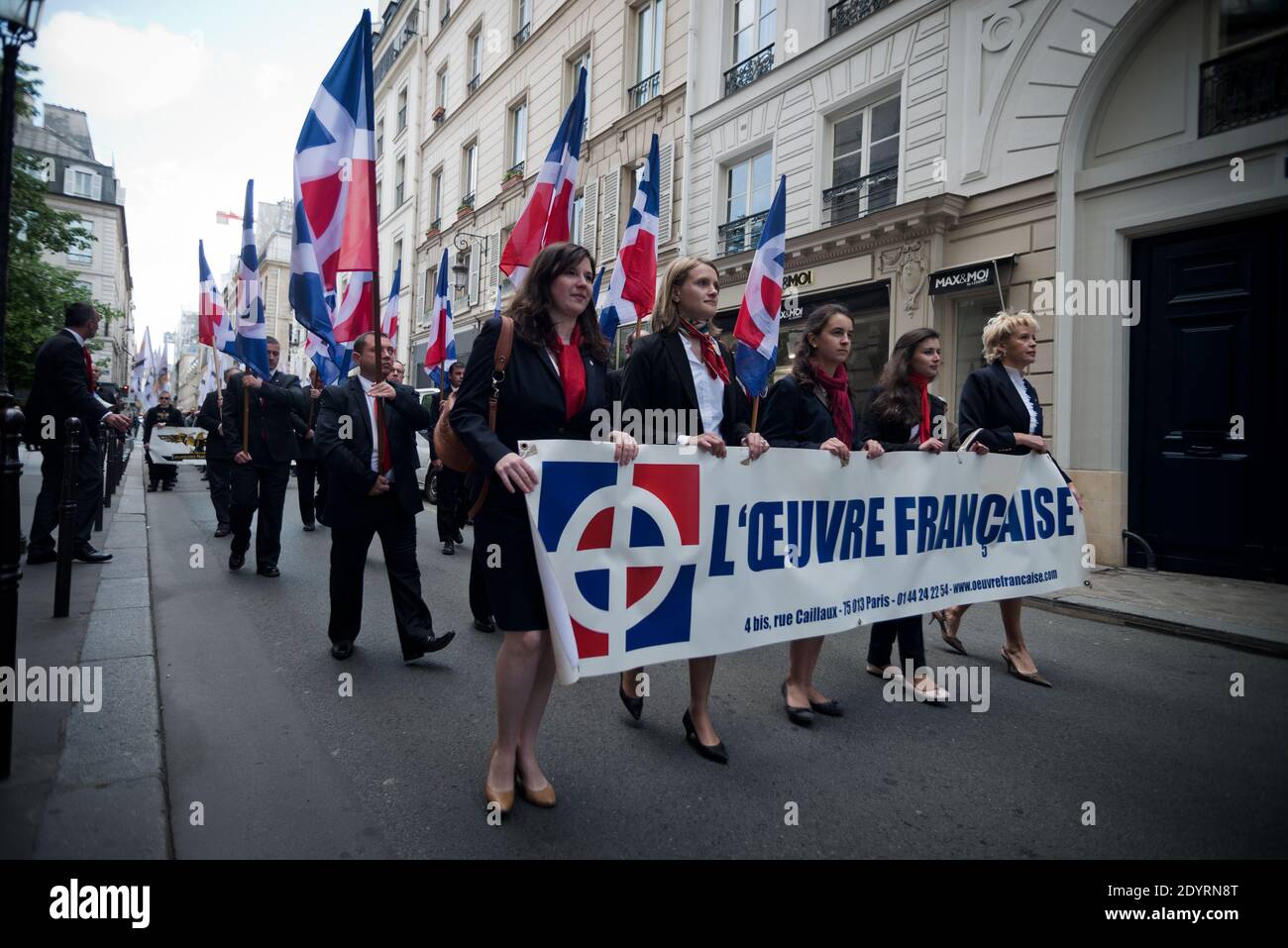 Photo du fichier en date du 12 mai 2013 montre les ultranationalistes de l'association d'extrême-droite oeuvre Francaise se promener autour de la place des Pyramides pour célébrer Jeanne d'Arc, à Paris, en France. Le ministre de l'intérieur Manuel Valls a annoncé le 24 juillet 2013 la dissolution du petit groupe extrémiste français fondé en 1968 et de son extension paramilitaire Jeunesses Nationalistes (Jeunesse nationaliste). Photo de Nicolas Messyasz/ABACAPRESS.COM Banque D'Images