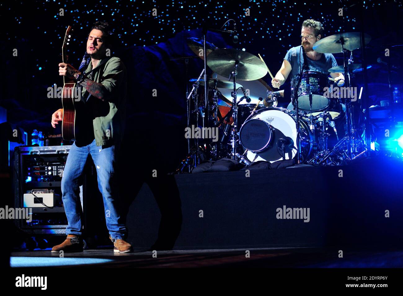 John Mayer se produit devant une foule de spectateurs au First Midwest Amphitheater de Tinley Park, Illinois, États-Unis, le 09 août 2013. Photo de Cindy Barrymore/ABACAPRESS.COM Banque D'Images