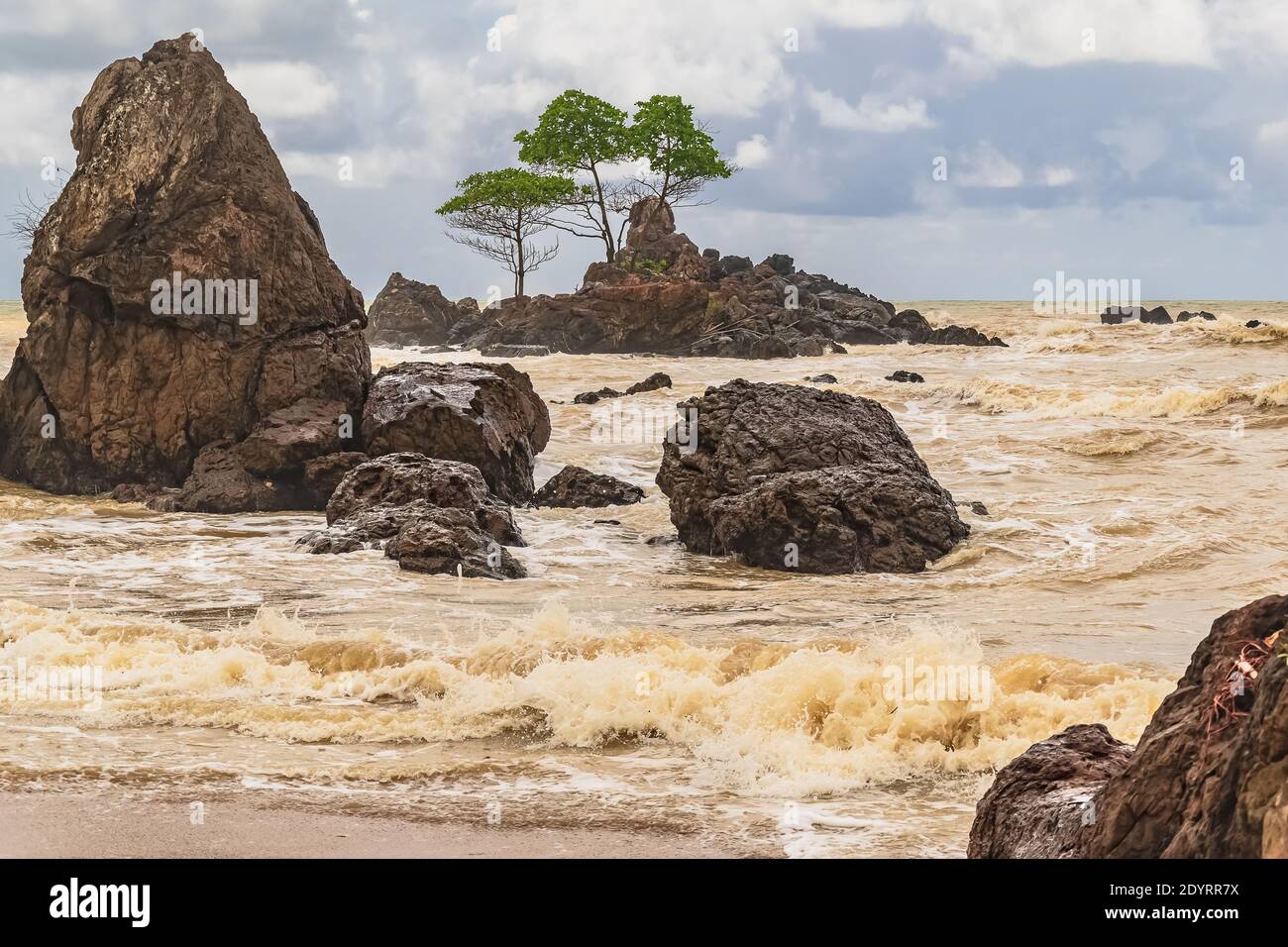 Ghana plage avec rochers et mer d'or situé dans Axim L'Afrique de l'Ouest a également appelé la côte d'or Banque D'Images