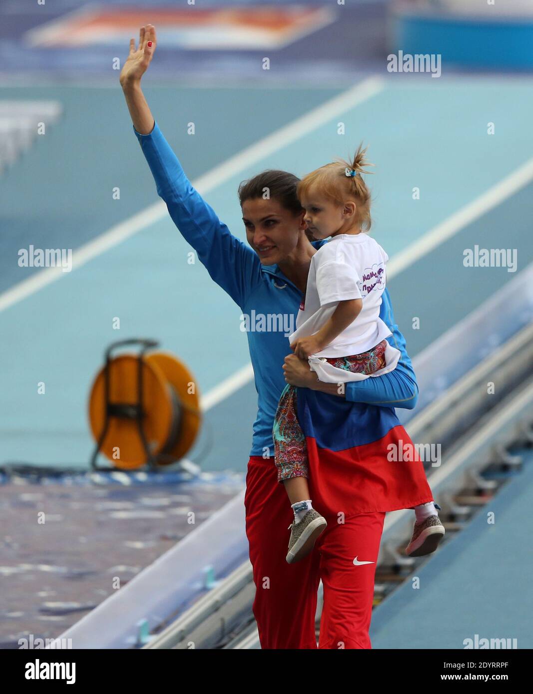 Anna Chicherova de Russie avec sa fille Nika après les compétitions dans la finale de saut de haute femme pendant le huitième jour des 14ème Championnats du monde d'athlétisme de l'IAAF Moscou 2013 au stade Luzhniki le 17 août 2013 à Moscou, Russie photo par Giuliano Bevilacqua/ABACAPRESS.COM Banque D'Images