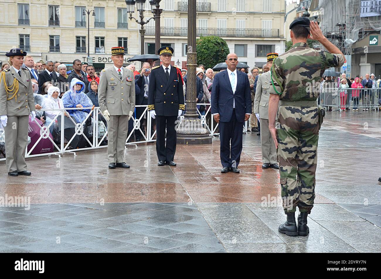 Le 21 juillet 2013, le Junior ministre français des anciens combattants, Kader Arif, assistait à la cérémonie de commémoration du 69e anniversaire de la libération de Paris pendant la Seconde Guerre mondiale, à l'extérieur de l'Hôtel de ville de Paris, en France. Photo de Thierry Plessis/ABACAPRESS.COM Banque D'Images